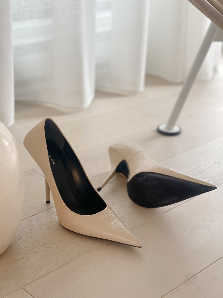 Square Knife Logo Embossed Leather Pumps