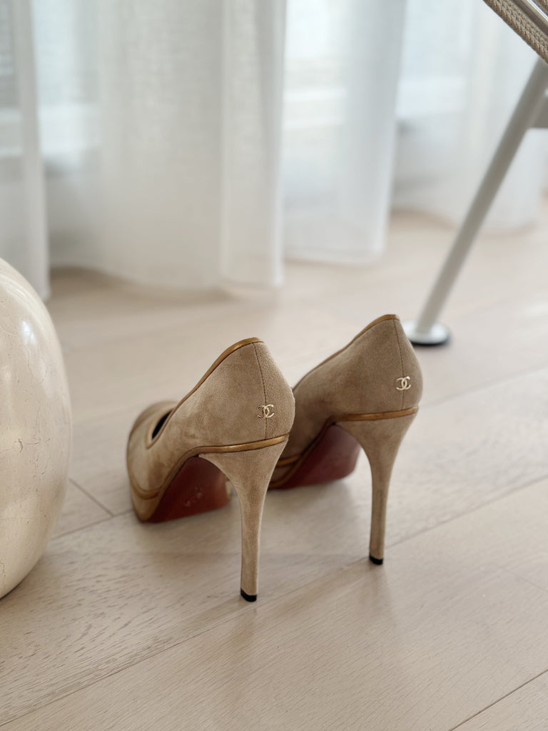 Round-Toe Suede Pumps