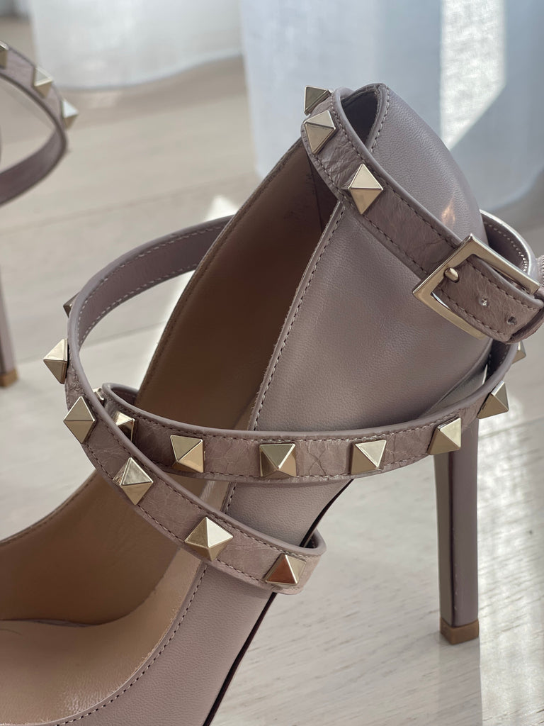Leather Pumps with Rockstud Strap