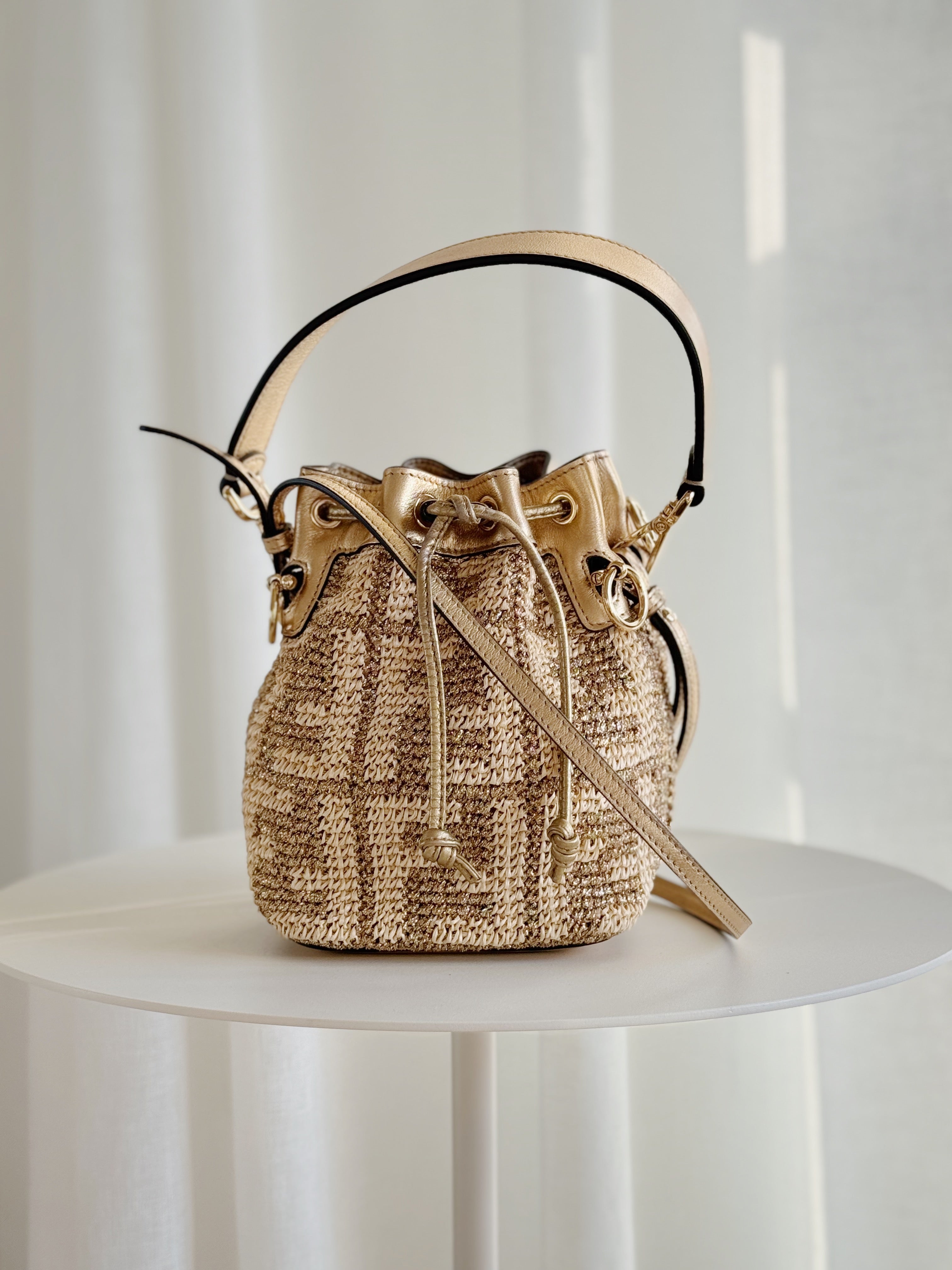 ショルダーバッグ・ポシェット FENDI EMBROIDERED RAFFIA MINI MON TRESOR BUCKET BAG Fendi Raffia Canvas Mini Mon Tresor Bucket Bag | Vivrelle