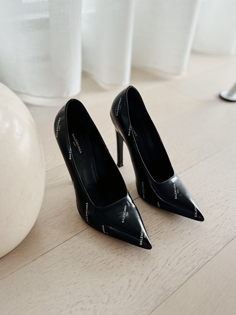 Logo Pointed Pumps