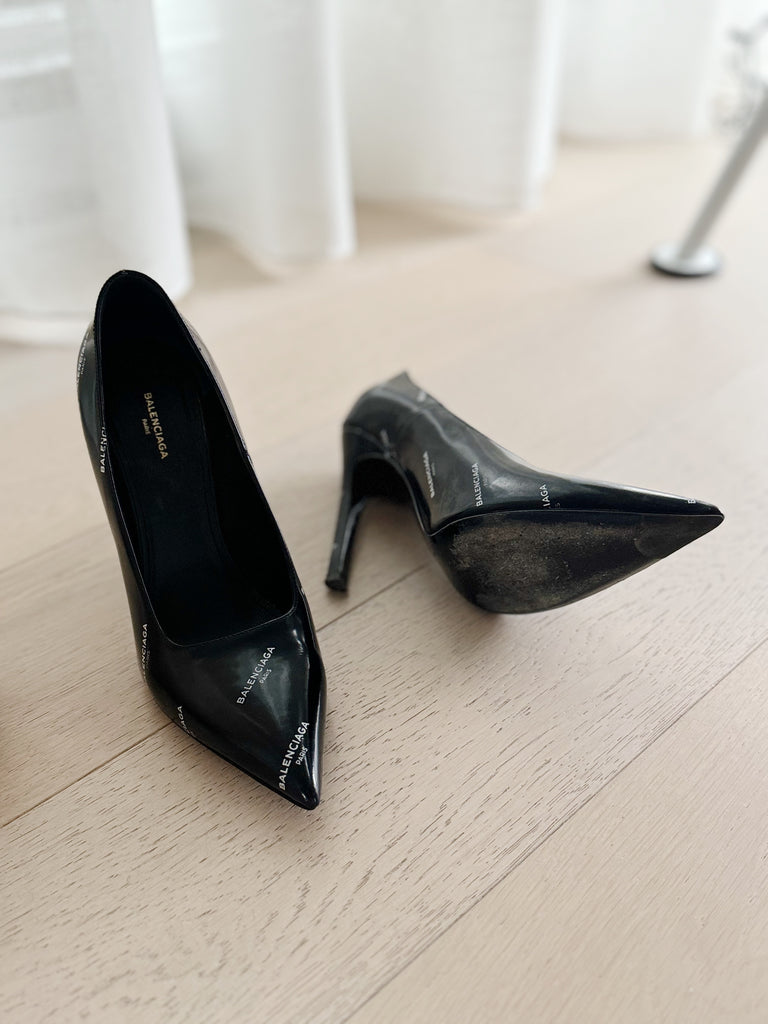 Logo Pointed Pumps