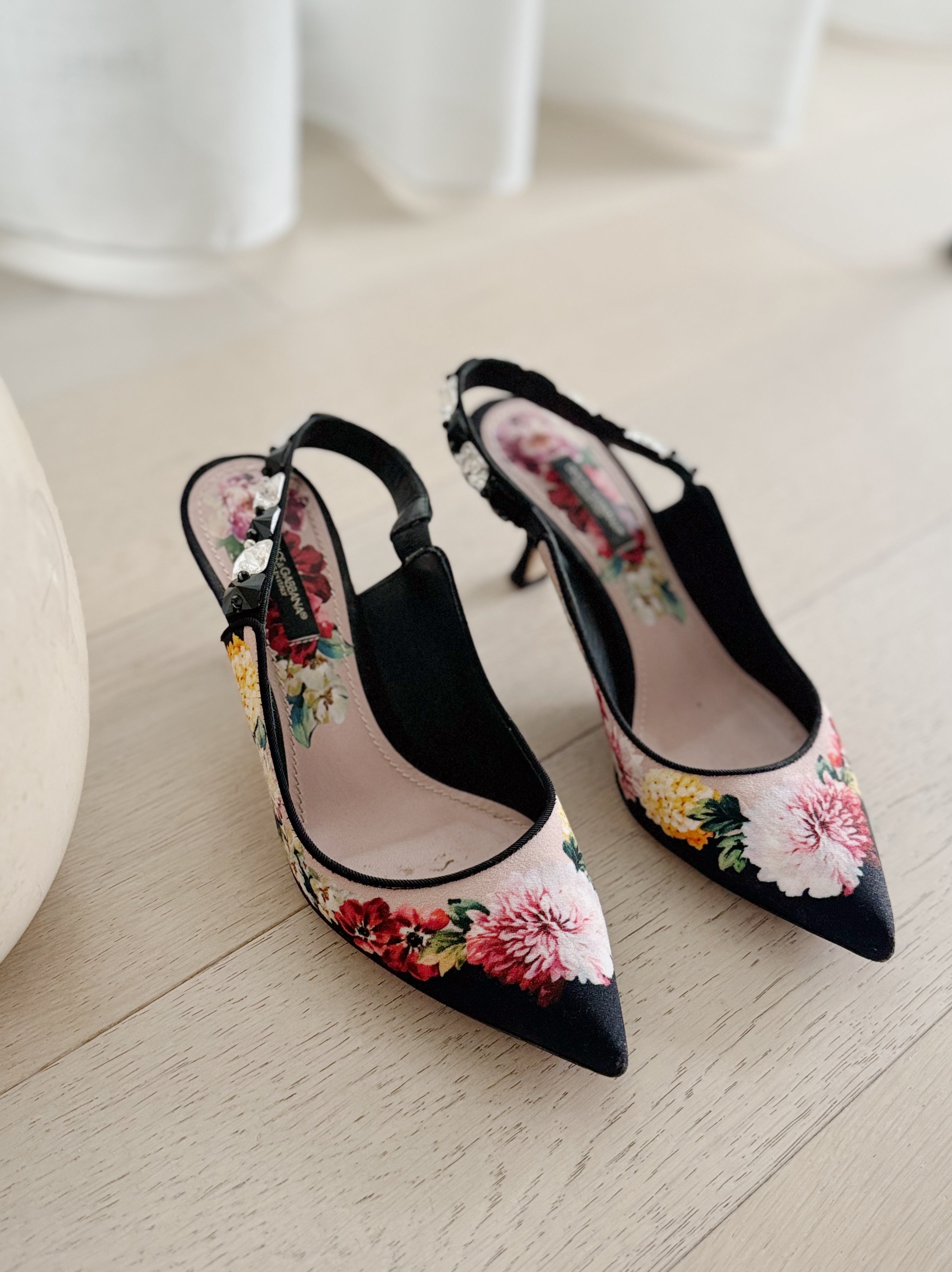 【関税込み】dolce & gabbana FLORAL SLINGBACK Dolce&Gabbana Floral Silk Slingback Pumps | Neiman Marcus