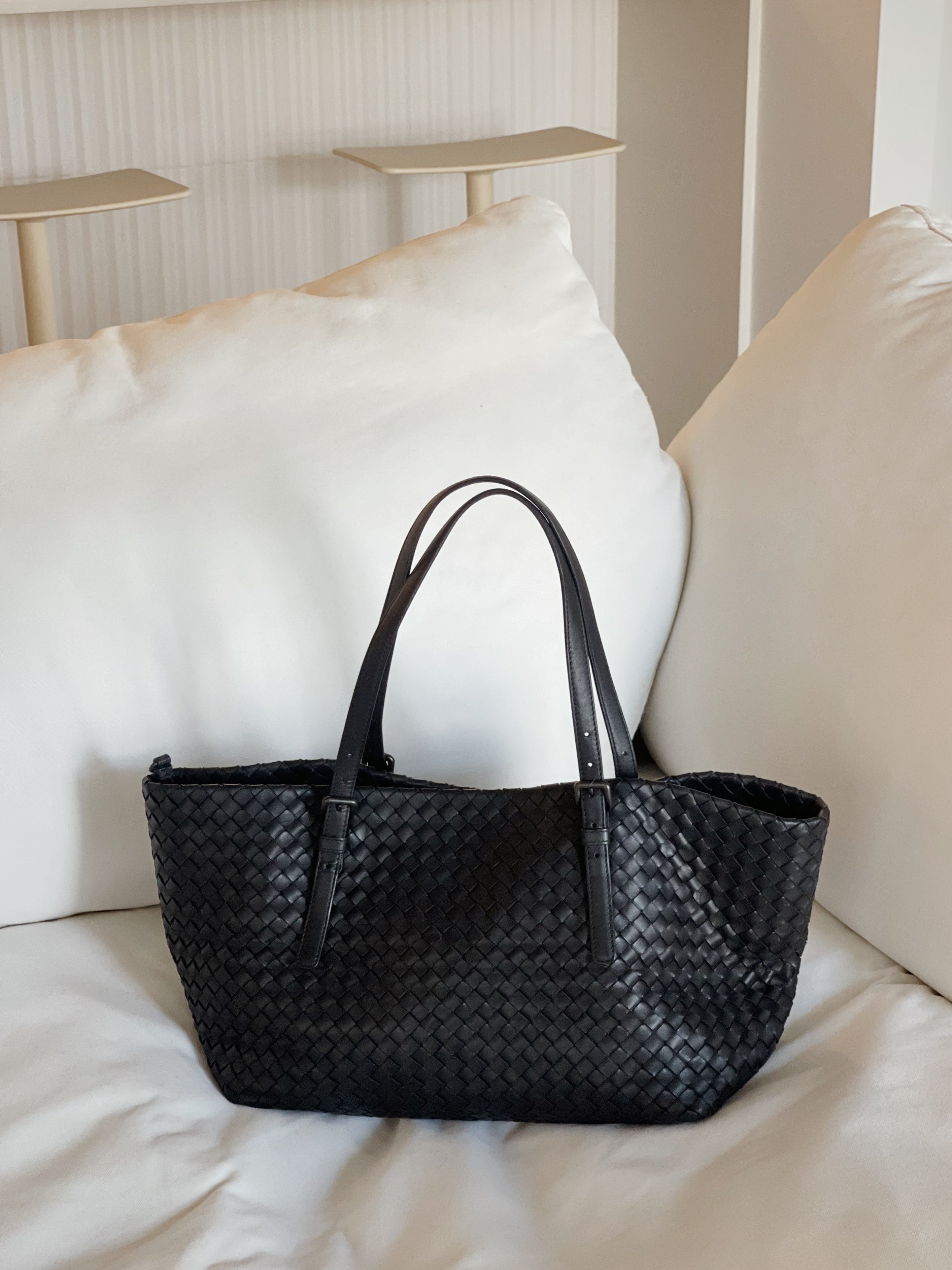バッグ Bottega Veneta Canvas Tote Bag Leather Bottega Veneta Black/Cream Leather and Linen Tote Bag