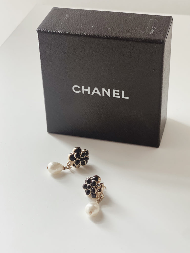 Pre-owned Chanel Resin & Faux Pearl CC Flower Drop Earrings